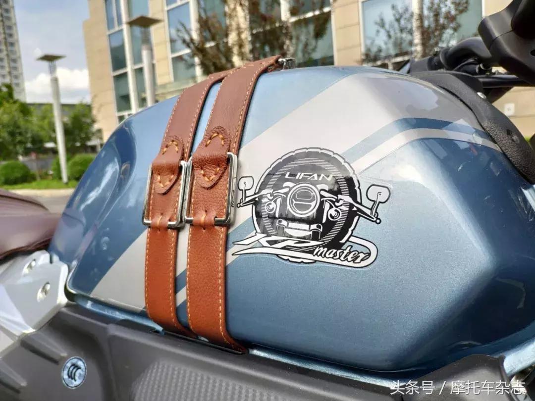 全车LED，仪表在油箱上，原厂钥匙竟然是开瓶器，力帆KPM200开箱