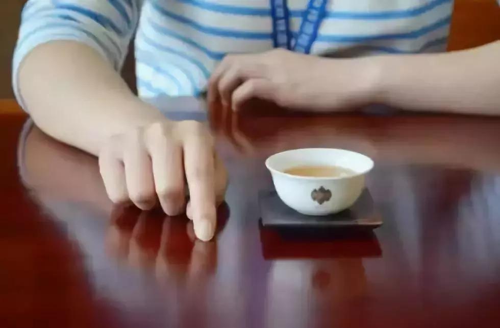 在福建别人给你倒茶要敲桌子吗,给别人倒茶时别人要敲几下桌子