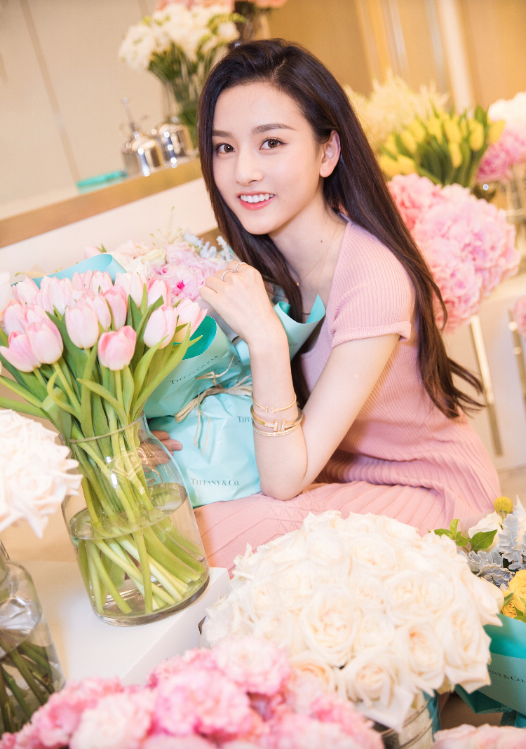 杨超越过生日发微博，连这个字都不认识？网友：文盲人设不崩！