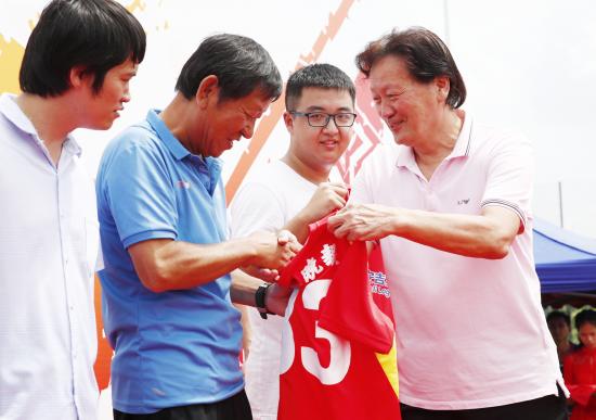 上千支球队预赛激战绿茵场，新民晚报暑期中学生足球赛很闹猛