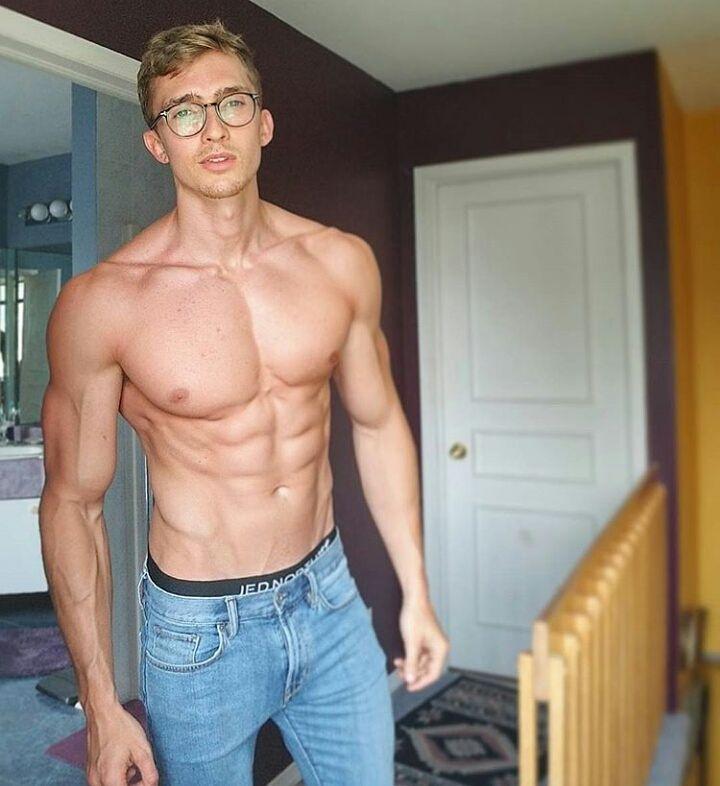 健身发现左右手臂力量相差巨大,健身感觉胸部一边大一边小