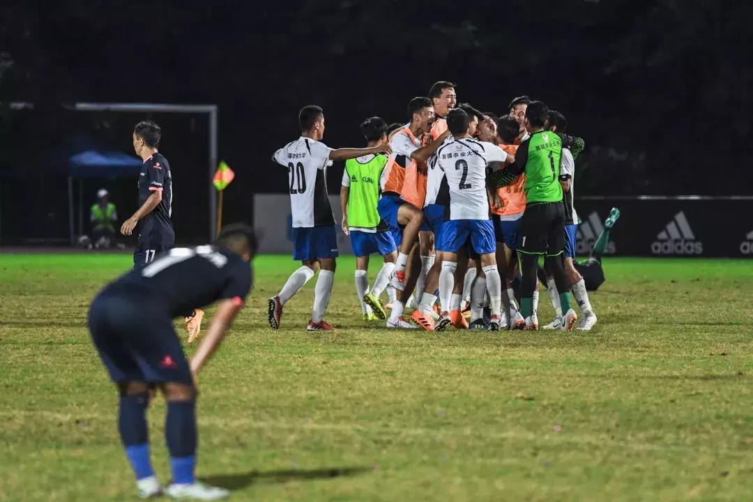 *疆新**大学生夺得全国大学生足球联赛校园组冠军