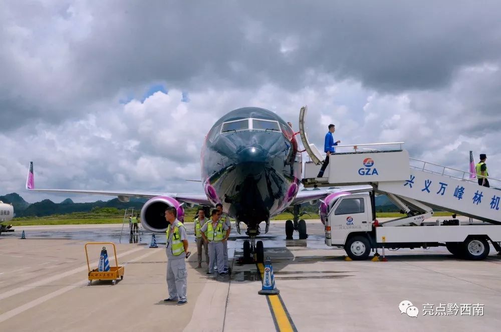 兴义万峰林飞机降落视频夜景,兴义万峰林机场飞机起飞视频