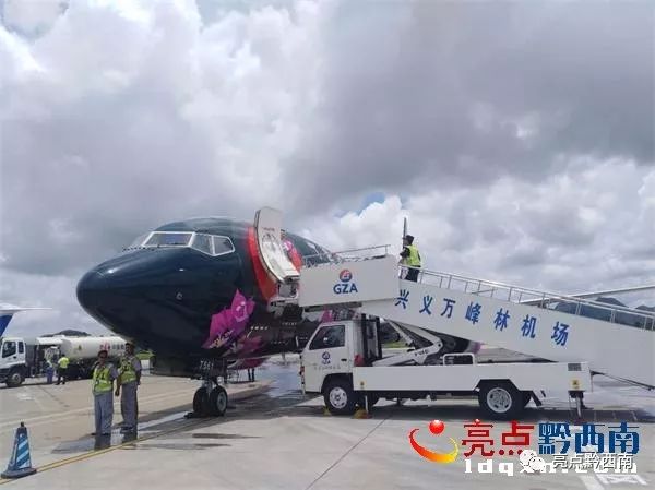 兴义万峰林飞机降落视频夜景,兴义万峰林机场飞机起飞视频