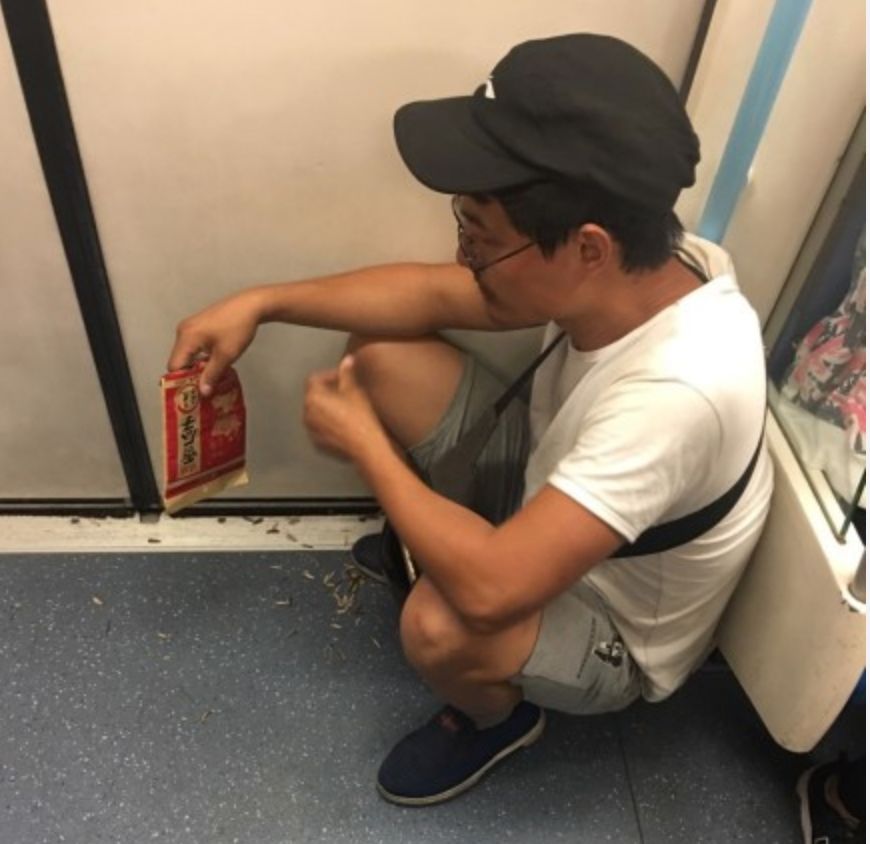 为什么地铁里面很臭,夏天的地铁