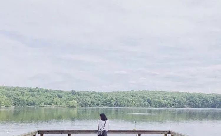 去度假穿什么衣服好看,假期出游怎么穿轻松又时髦