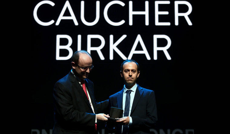 “数学界诺奖”菲尔兹奖公布，比被偷奖牌更有故事的是获奖者