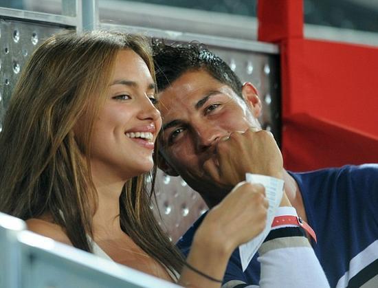 C罗前女友伊莲娜暴雨中带娃,乐开了花,比现任更爱笑