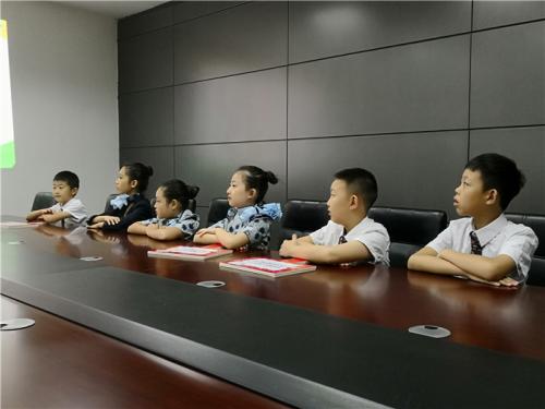 今天我们和妈妈一起为您办登机牌