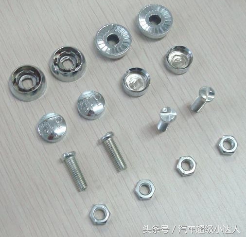 车牌上必须得装4个螺丝帽吗,车牌必须用4个螺丝固封吗