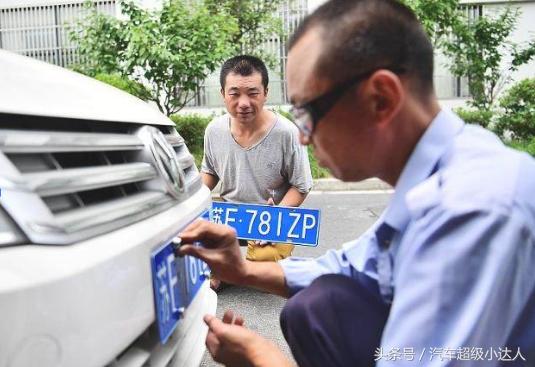 车牌上必须得装4个螺丝帽吗,车牌必须用4个螺丝固封吗