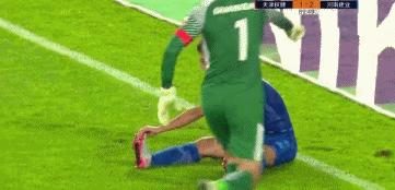 球场拖延症得靠“神医”来治？装伤小把戏已拖中国足球后腿