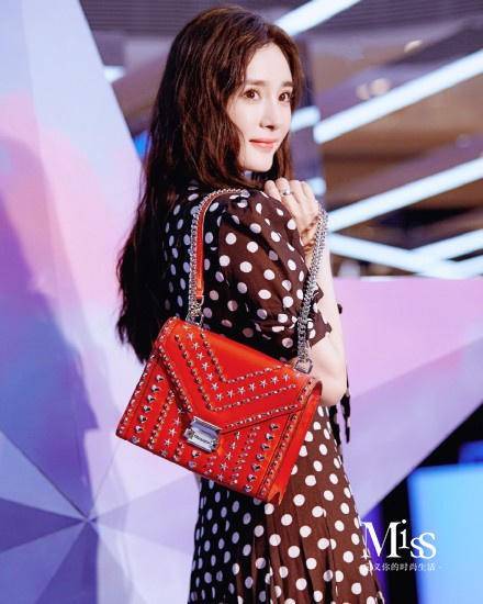 女人背包的姿态,姿态女生表情包