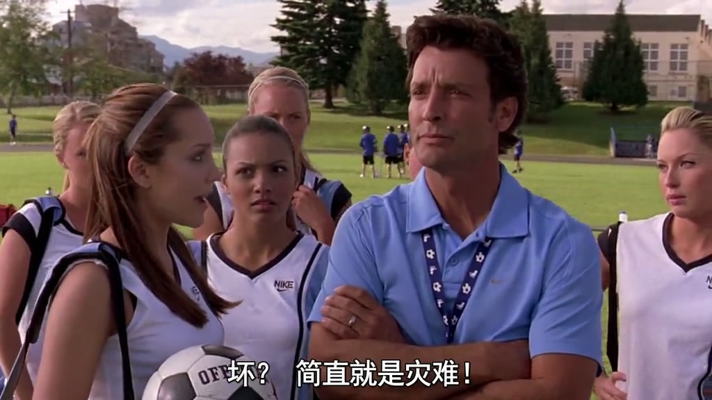 女孩为实现足球梦装成哥哥住宿舍,女孩为了足球梦女扮男装混进球队