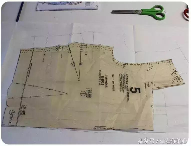 领子不服帖的处理方法,领口不服帖怎么贴