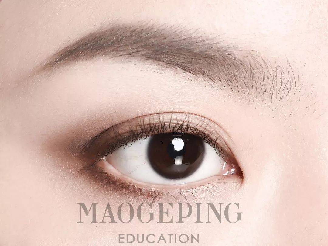 如何用眼影画整个眼妆,画完眼影上粉底