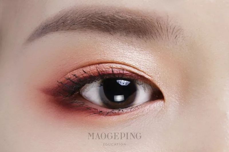 如何用眼影画整个眼妆,画完眼影上粉底