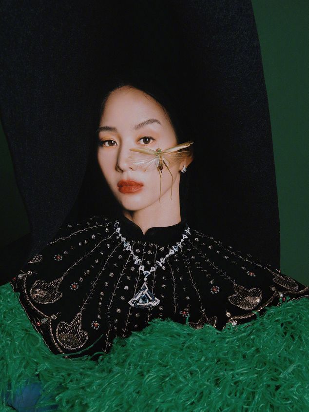 张钧甯登上《Milk》杂志，把虫子放脸上凹造型，眉毛吓到飞起！