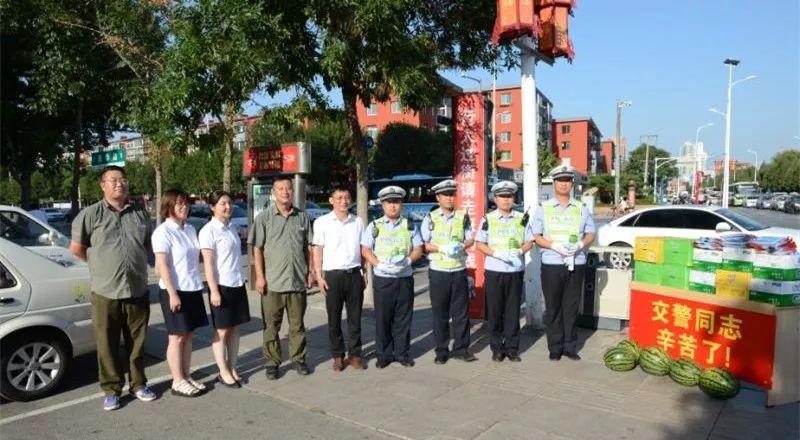 盛夏送清凉，温暖交警心