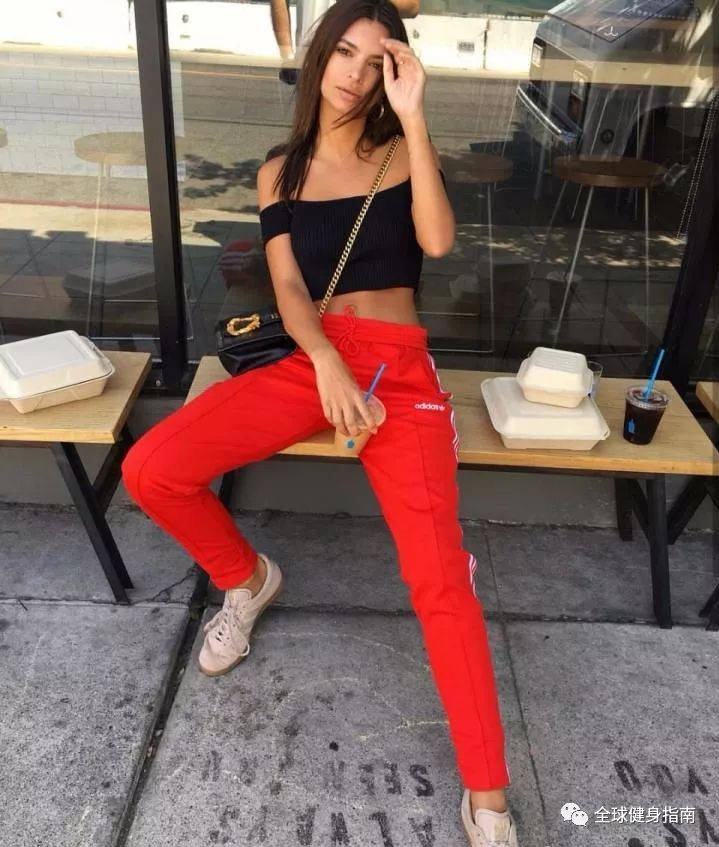 12岁就C*杯罩**,因胸太大被维密嘲讽