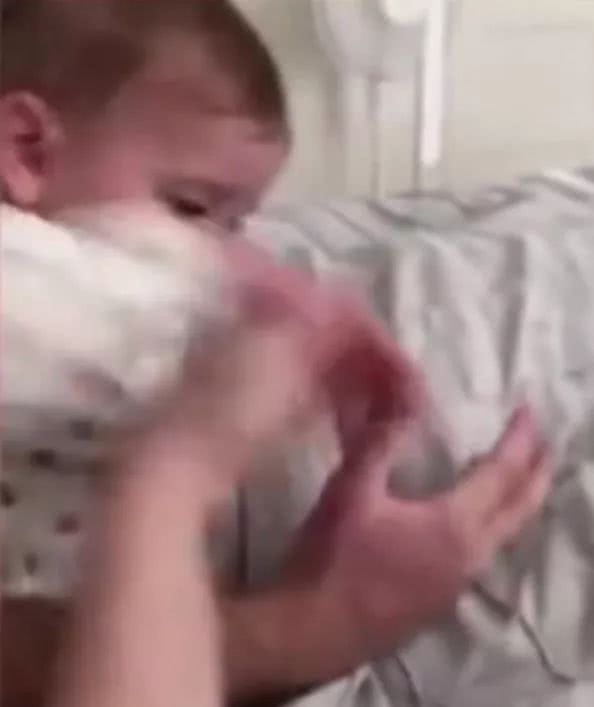 小姑娘跟妈妈争宠,小姑娘跟妈妈争老公