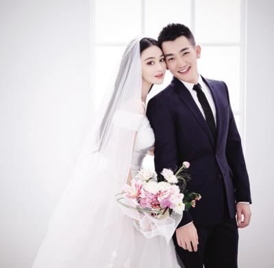 张馨予晒出婚纱照，两人外形般配，网友纷纷献上祝福
