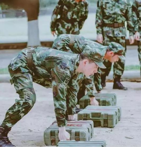 张馨予老公何捷童年照曝光,张馨予老公何捷多大年龄了