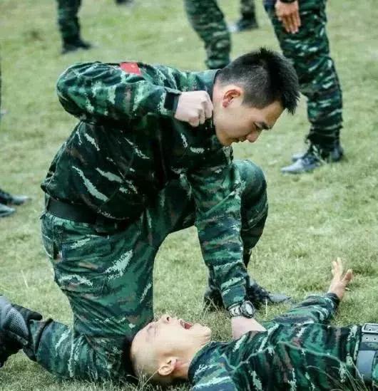 张馨予老公何捷童年照曝光,张馨予老公何捷多大年龄了