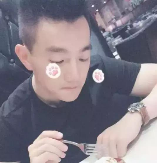 张馨予老公何捷童年照曝光,张馨予老公何捷多大年龄了