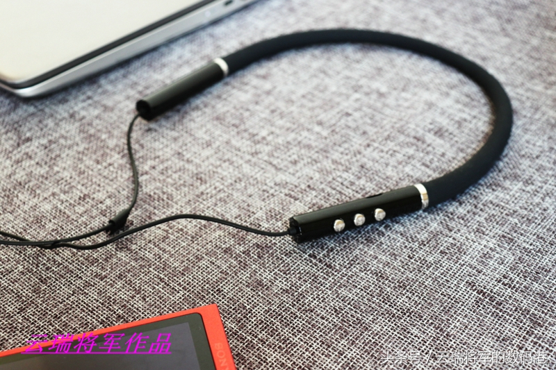 蓝牙耳机一会左耳一会右耳,蓝牙耳机一会响一会不响怎么回事