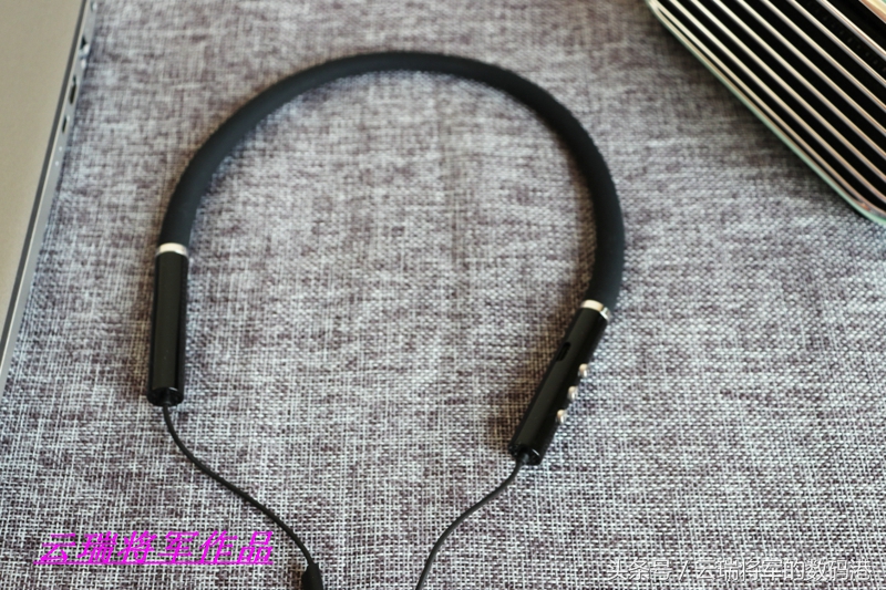 蓝牙耳机一会左耳一会右耳,蓝牙耳机一会响一会不响怎么回事