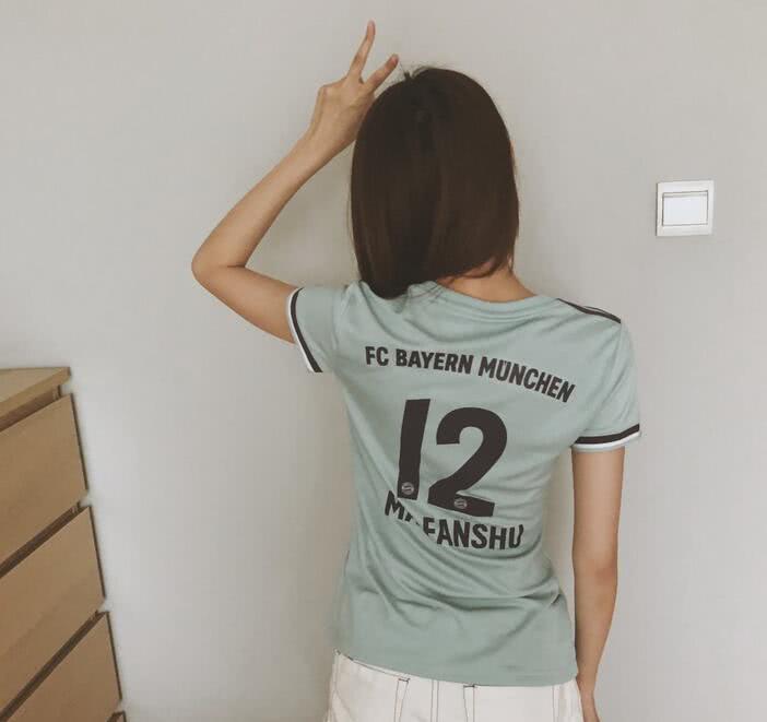 谁更美？央视两大美女主播穿拜仁球衣照，球迷：一个甜美一个清纯