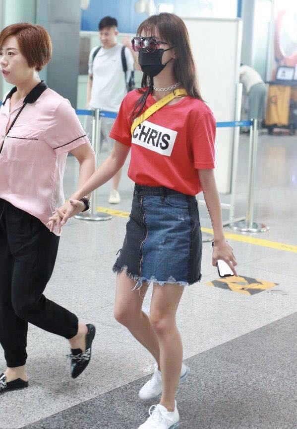 吴谨言穿黑色西装裙出席活动美图,吴谨言机场穿衣搭配