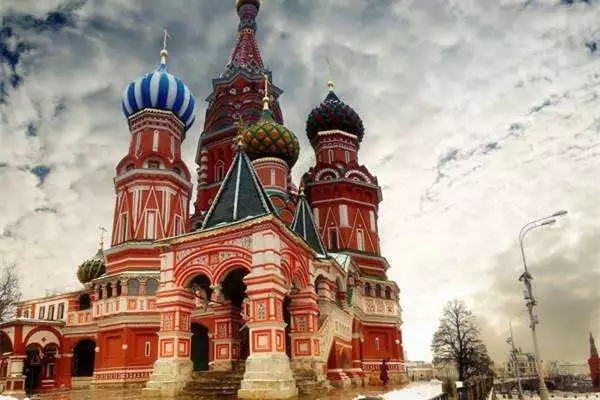 走出家门出去看看祖国的大好河山,走出国门看看外面的世界