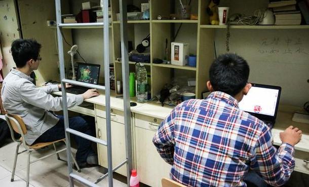 大学，自己买的电脑放着不用却去网吧抢位子，原因你可能不信