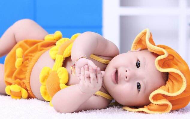 宝宝掉床下如何判断是否有事,宝宝一般掉床下是什么姿势