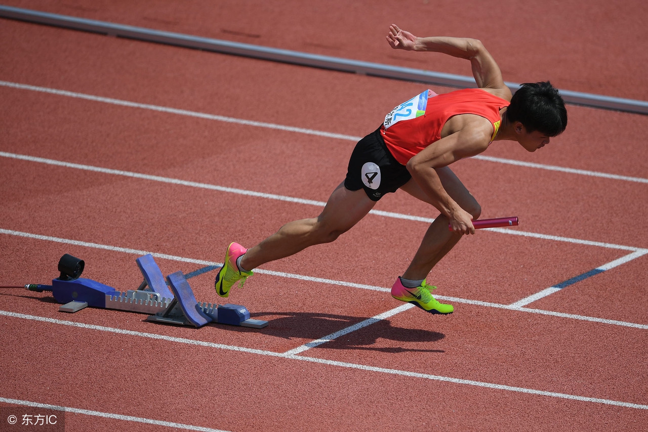 接力跑的传接棒讲解示范,接力跑最慢的应该跑第几棒