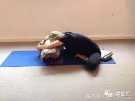 姨妈期间可以做的瑜伽动作,姨妈期间瑜伽每天必练8个动作