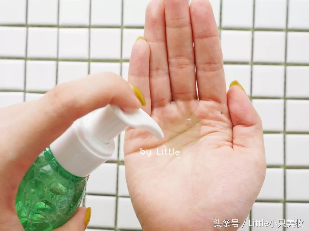 男生在女生的耳朵说悄悄话,男生和男生之间说悄悄话