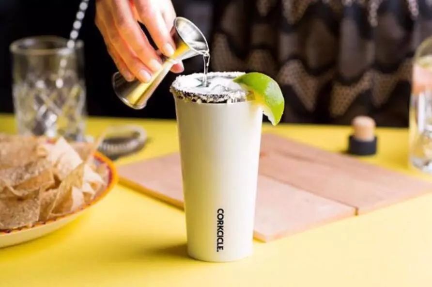 能装各种冷饮的保温杯,还是金球奖伴手礼