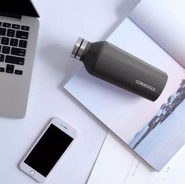 能装各种冷饮的保温杯,还是金球奖伴手礼