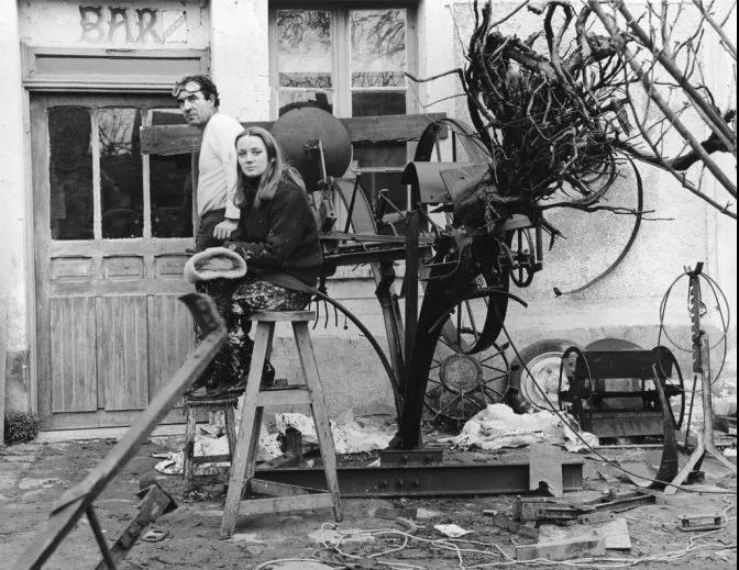 生活遭遇不幸，但她举起枪，以颜色还以痛击！