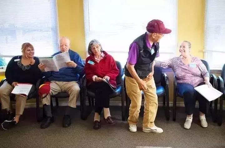 荷兰有个“楚门的世界”，一群*子骗**在干这件事，真相却让人泪目