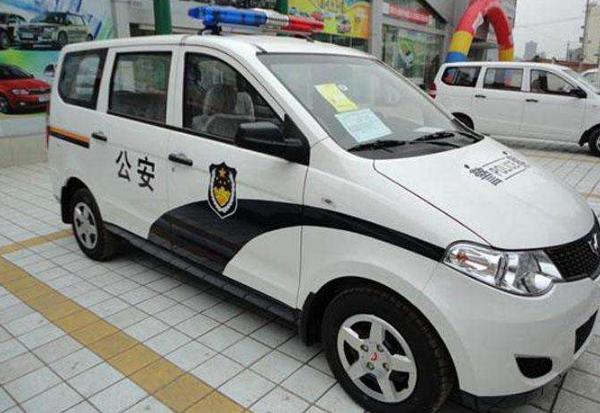 当国产车披上警车制服,网友:奥拓很可爱,吉利很帅气!