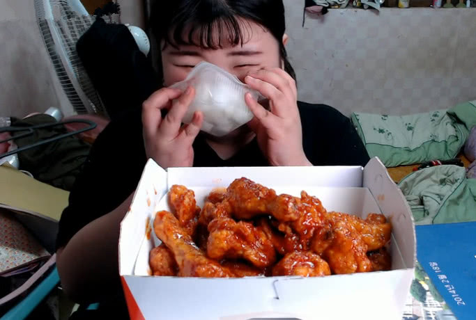 这么胖的吃播小姐姐,宿舍吃“手抓炸鸡”,网友:都看她身后