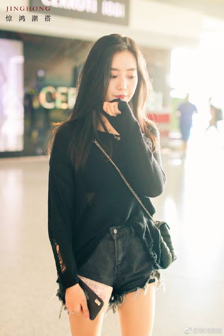 王梓薇非要把短裤扯破，连安全裤都露出来了，腿上的毛太尴尬了