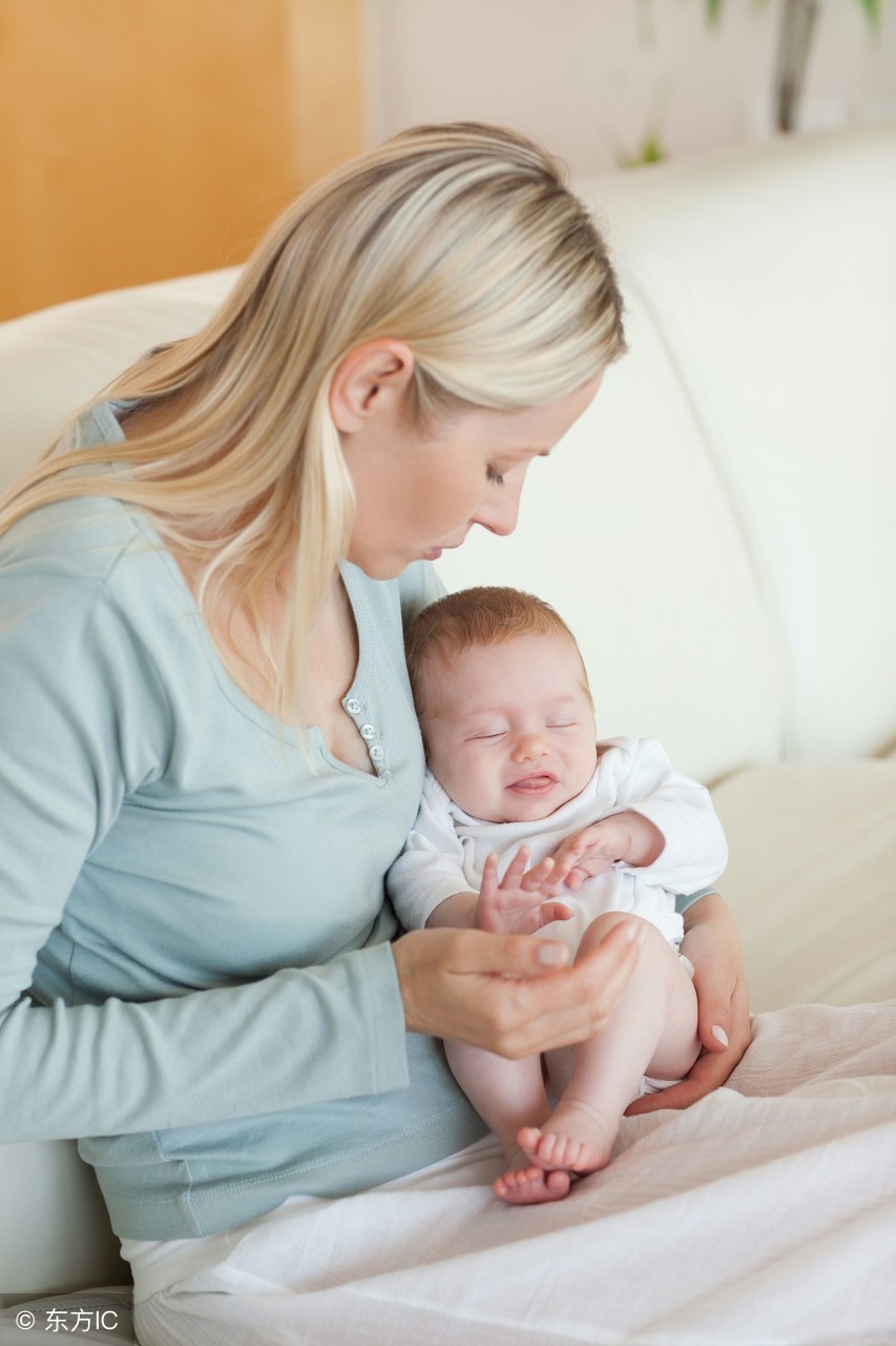宝妈喂奶姿势的正确方法,宝妈正确的喂奶姿势