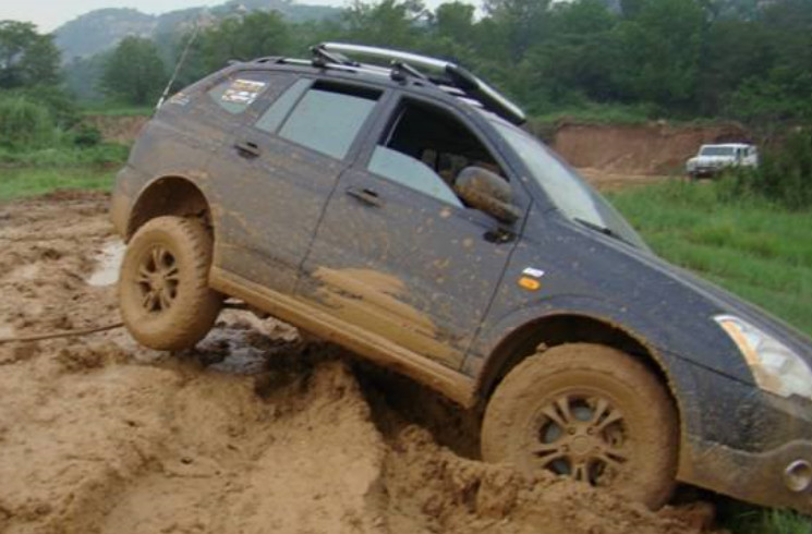 汽车陷进泥坑怎么办,汽车陷入泥坑怎么出来