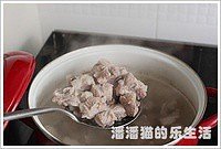 糖醋小排是道江浙名菜，甜酸口儿可以热着吃，可以放凉了当凉菜吃