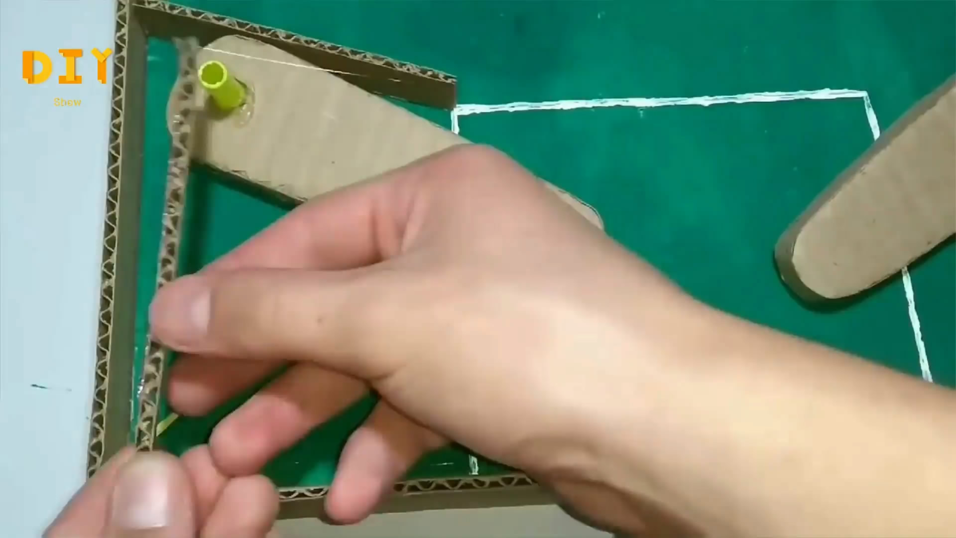 如何用纸板制作弹球游戏,手工达人用纸板自制足球游戏